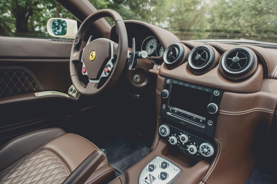 Интерьер Ferrari 612 Scaglietti Sessanta 2008 года  (фото 36 из 75)